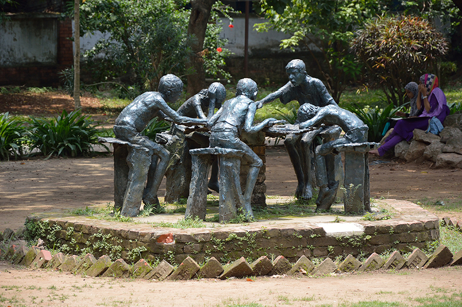 "Serious Discussion" - sculpture by Tejosh Halder - Faculty of Fine Arts - University of Dhaka - Dhaka Bangladesh. Photo by Biswarup Ganguly. Source: WikiCommons.