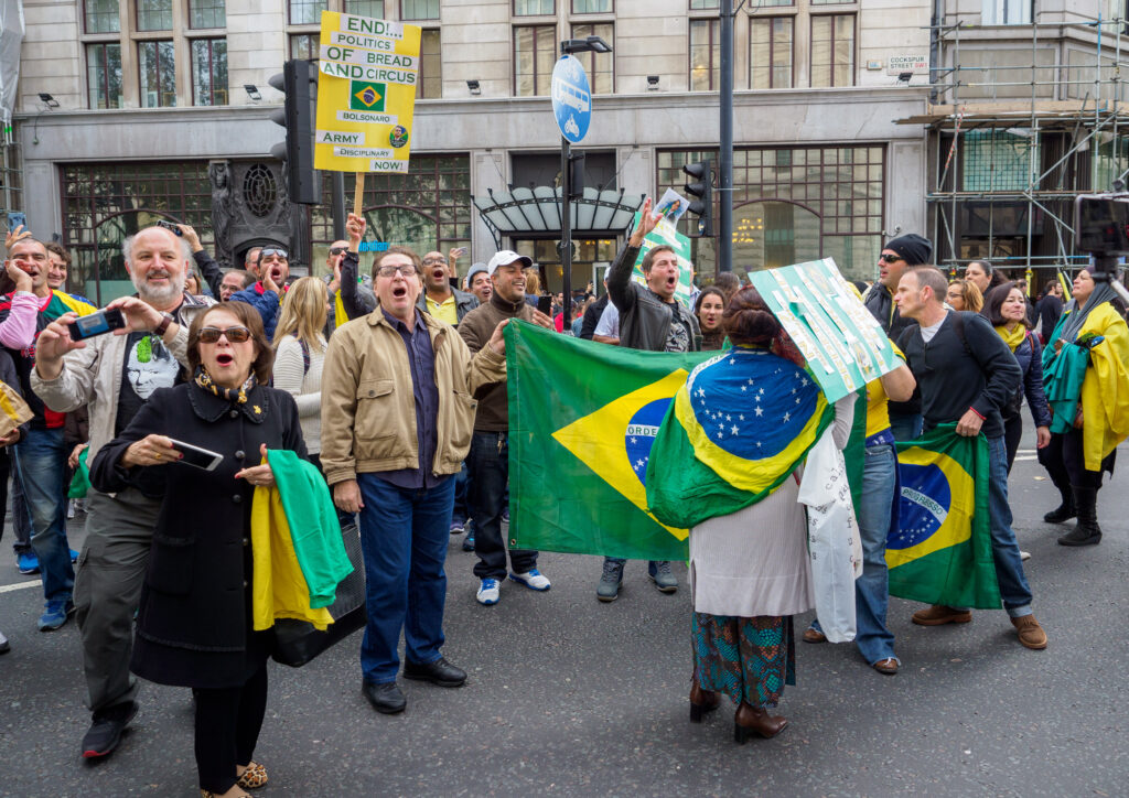 Protesto a favor de Jair Bolsonaro em Londres Date 7 October 2018. Source: Flickr via WikiCommons: https://commons.wikimedia.org/wiki/File:Protesto_pr%C3%B3-Bolsonaro_em_Londres.jpg Author R4vi: